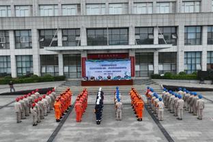 对阵雷霆！独行侠到场照：欧文携女儿入场 新援华盛顿加福德亮相